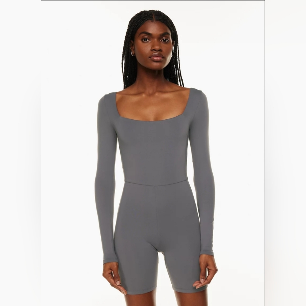 Aritzia Babaton contour square neck long sleeves romper size Medium